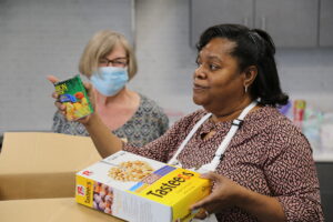 Della Hicks teaching to read food labels